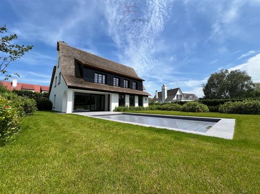 Grote gerenoveerde villa in residentiële villa-wijk nabij het Koningsbos aan de rand van het Zoute.