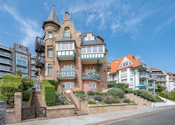 Luxueus gemeubeld en gestoffeerde duplex in een prachtig gerenoveerde, historische villaresidentie in Duinbergen, met prachtige uitzichten op het groen.