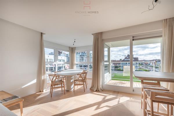 Magnifique appartement d'angle récemment rénové avec 3 chambres, situé à proximité du Casino et de La Réserve.