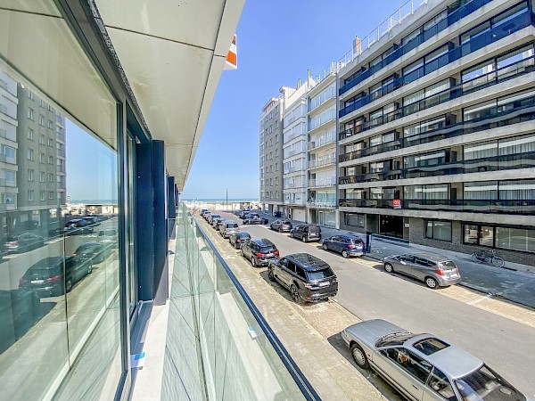 Appartement de luxe récemment rénové avec 2 chambres et vue latérale sur la mer, à proximité de la place Rubens.