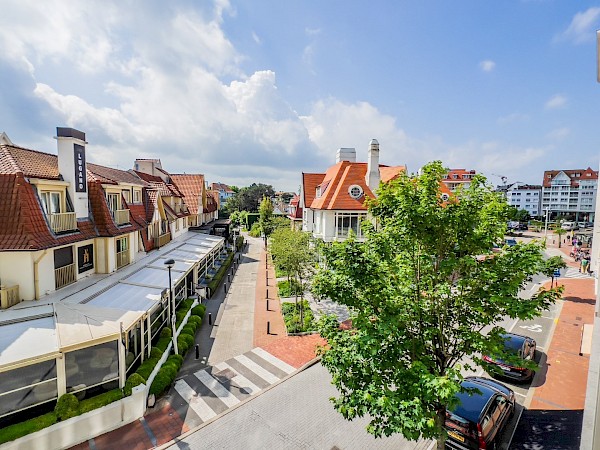 Appartement ensoleillé avec vue dégagée, très bien situé sur la Kustlaan près de la place du Triangle et la place Albert.