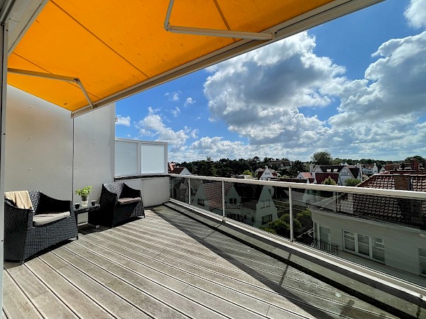 Très bien situé, penthouse avec terrasses ensoleillées à proximité des magasins de l'avenue Dumortier et de l'avenue Lippens. Possibilité d'acheter un parking.