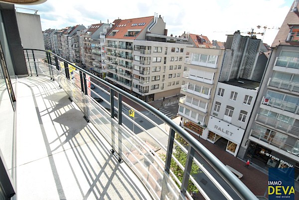 Grand appartement avec 3 chambres situé dans le centre de Knokke avec une façade de 9m.