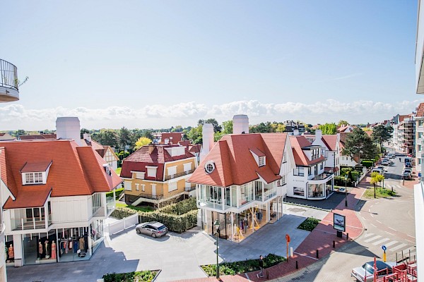 Appartement ensoleillé avec vue dégagée sur l'ave. du Littoral à la Place du Triangle.