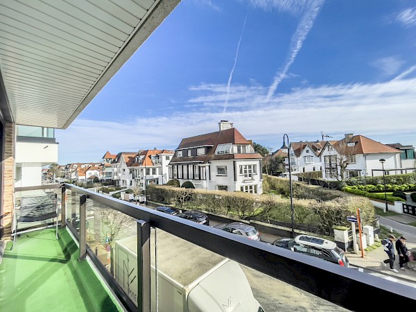 Zeer zonnig appartement met open zicht gelegen op de Kustlaan vlakbij het Albertplein in het Zoute.