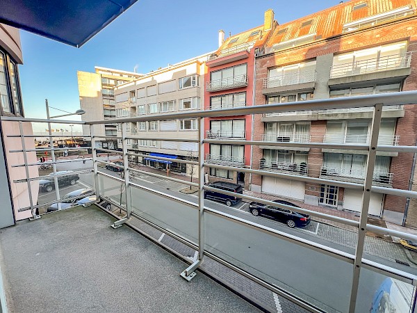 Aangenaam zonnig appartement met terras en mooi zijdelings zeezicht, gelegen op de Van Bunnenlaan op enkele meters v.h. strand.