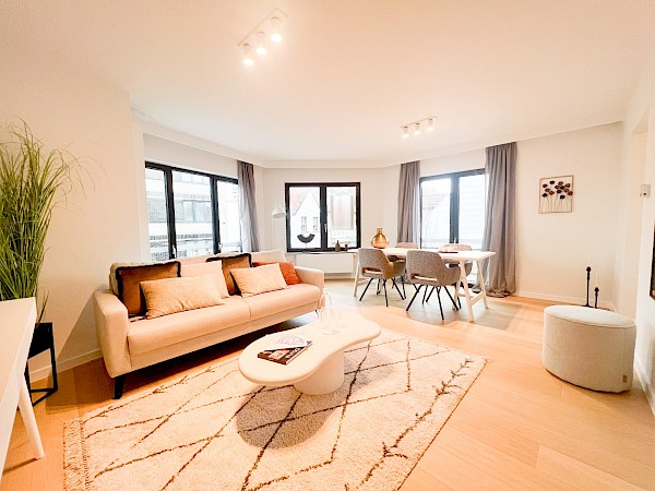 Mooi gerenoveerd HOEKappartement met open zicht gelegen vlakbij de Lippenslaan te Knokke.