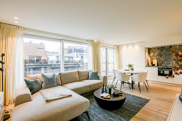 Superbe appartement rénové à proximité de la digue avec de belles terrasses ensoleillées.