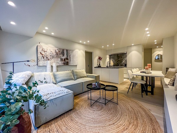 Appartement rénové avec 3 chambres, très bien situé à proximité de la plage et des commerces de l'avenue Dumortier et de l'avenue de la Côte.