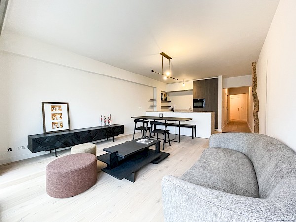 Bel appartement rénové avec une chambre situé du côté ensoleillé de la Lippenslaan.