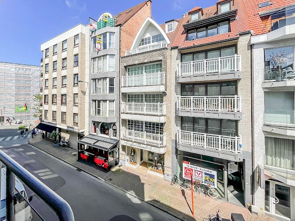 Agréable appartement dans une petite résidence situé dans le centre proche des magasins de l'avenue Lippens.