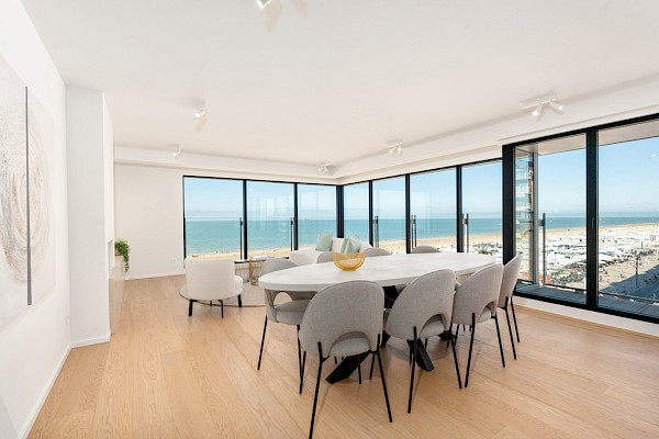 Appartement d'angle luxueux avec une vue imprenable frontale sur la mer  (vue de 12,5 mètres sur mer).