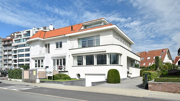 Prachtig afgewerkte koppelvilla met zeezicht en zeer ruime garage op 150m van de Zeedijk.