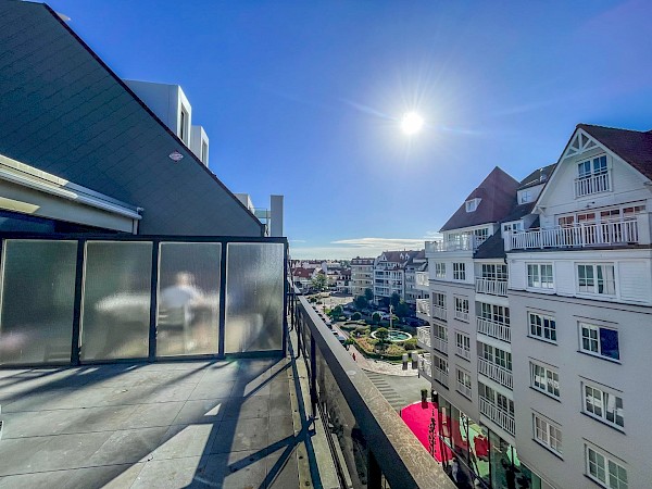 Penthouse clés sur porte, orienté  sud, avec de spacieuses terrasses ensoleillées (40m²), situé à proximité de la place du Triangle et de la digue.