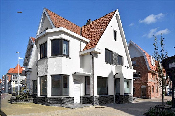 Prachtig authentieke villa vlakbij de Zeedijk in hartje Duinbergen.