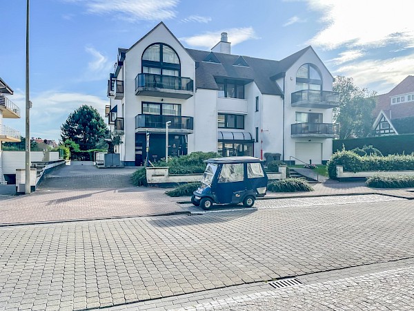 Gemakkelijk toegankelijke garagebox gelegen op de Kustlaan, vlak aan de minigolf.