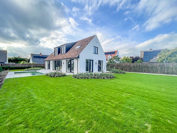 Volledig gerenoveerde, alleenstaande villa met zwembad rustig gelegen aan de rand van Knokke.