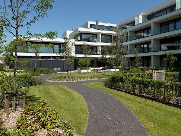 Appartement récent (serviceflat) avec terrasse spacieuse et situation centrale, proche de Lac de la Victoire, de l'Avenue Lippens et Scharpoord.