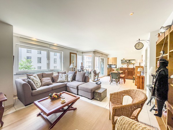 Appartement ensoleillé avec belle largeur de façade et terrasse, situé dans le centre de Knokke.