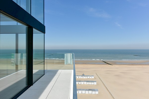 Duplex d'angle exceptionnel (427m²) avec vue frontale sur mer et plus de 30 mètres de largeur de façade.