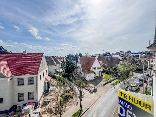 Magnifique duplex rénové avec une grande terrasse ensoleillée et une vue dégagée, situé à proximité de la Zoutelaan et de la Dumortierlaan. Garage possible.