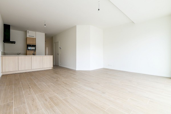 Nieuw, zuid-west gericht appartement gelegen vlakbij de Dumortierlaan. Inpandige parking te huur