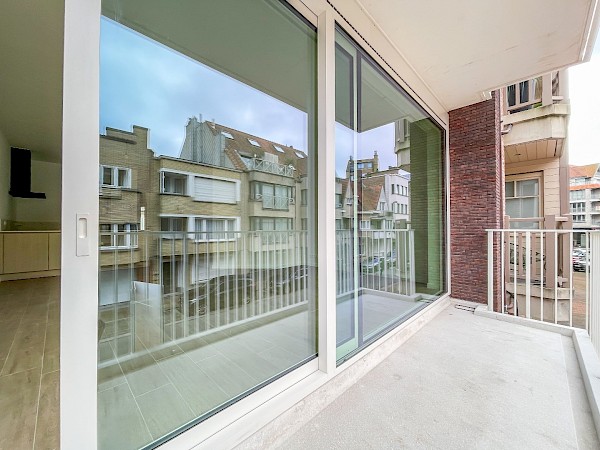 Nieuw, zuid-west gericht appartement gelegen vlakbij de Dumortierlaan. Inpandige parking te huur