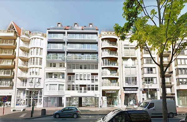 Bâtiment commercial neuf lumineux de 421m² (brut) avec cour orientée au sud-ouest, et hauteurs de plafond de 6 mètres /!\, situé dans la Lippenslaan avec de nom