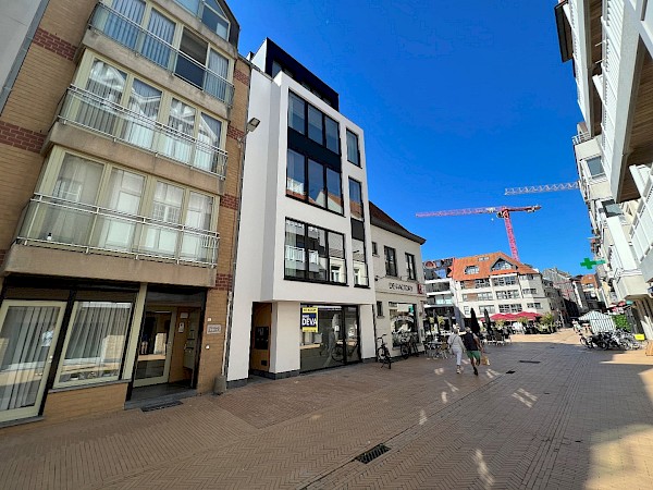 Local commercial situé en plein centre de Heist, juste à côté de la rue du Kursaal.