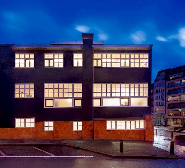 Hoekgebouw 't Zwart Huis (monument) van 500m² met ruime parking voor 4-5 wagens in het centrum van Knokke