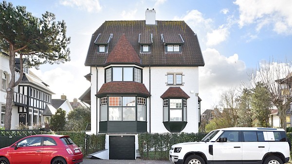 Authentieke, vrijstaande villa gelegen  in het pittoreske hart van Duinbergen, vlakbij de kapel en de Minigolf, op ca. 300  meter van de Zeedijk.