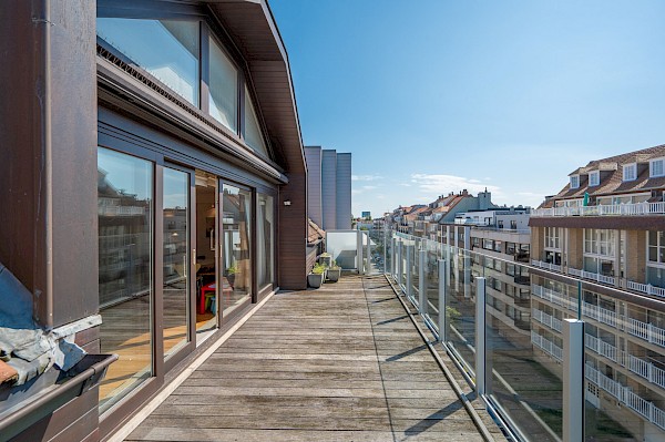 Ruim en zonnig dakappartement met ca. 33m² terrassen gelegen in het centrum van Knokke, op wandelafstand van de Zeedijk