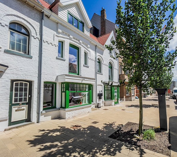 Nieuwbouw appartement INCLUSIEF inpandige parking gelegen te Duinbergen.