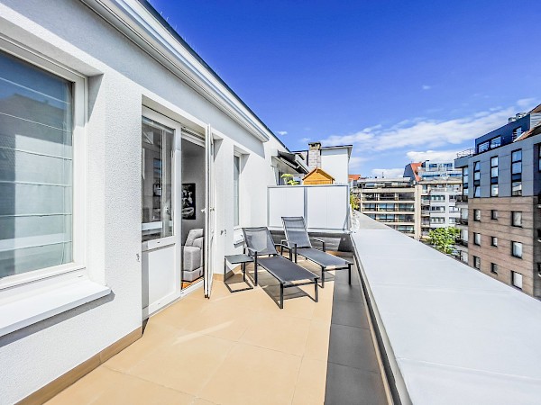 Centraal gelegen penthouse op de Bayauxlaan vlakbij de winkels van de Lippenslaan.