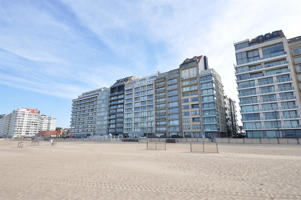 Mooi gerenoveerd vakantie-appartement op de zeedijk in Duinbergen