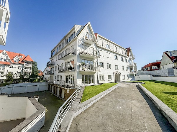 Licht hoekappartement gelegen in een standingvolle villaresidentie aan de Kustlaan, tussen het Albertplein en het Driehoeksplein.