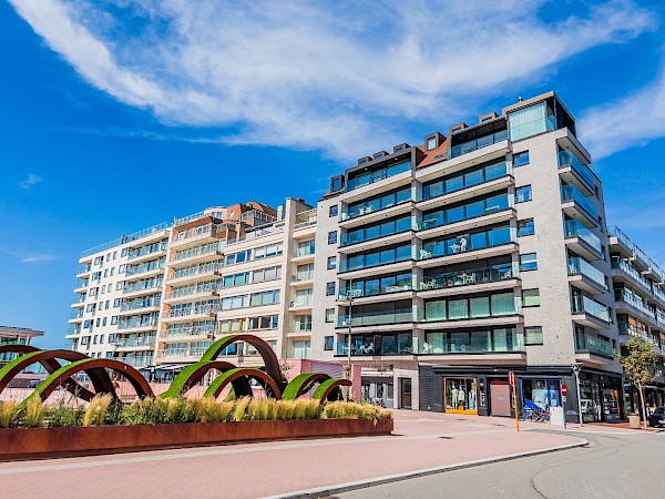 Exceptioneel hoekappartement (zuid -west oriëntatie 23 meter gevelbreedte) met OPEN zicht en zijdelings ZEEzicht aan het Lichttorenplein