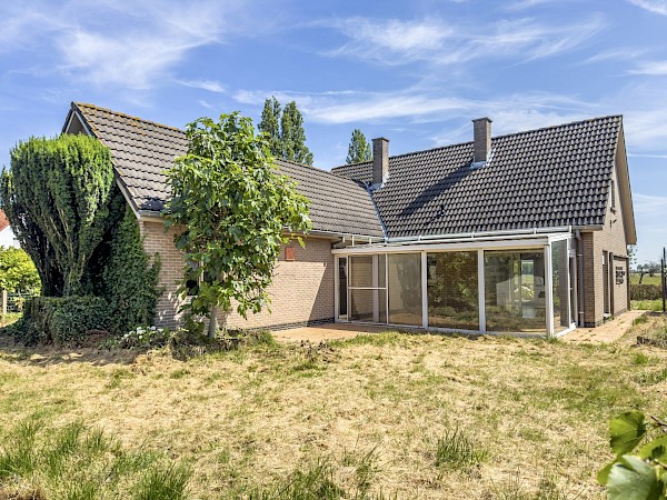 Te renoveren woning met polderzicht vlakbij het centrum van Knokke.