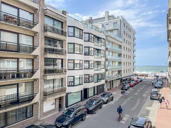 Zonnig duplex appartement met zijdelings zeezicht gelegen vlakbij het Lichttorenplein