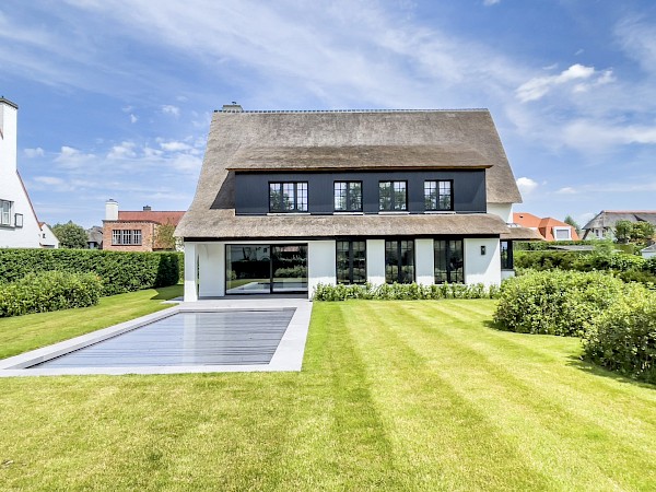 Villa entièrement rénovée, située au calme dans une impasse au bord du Zoute.