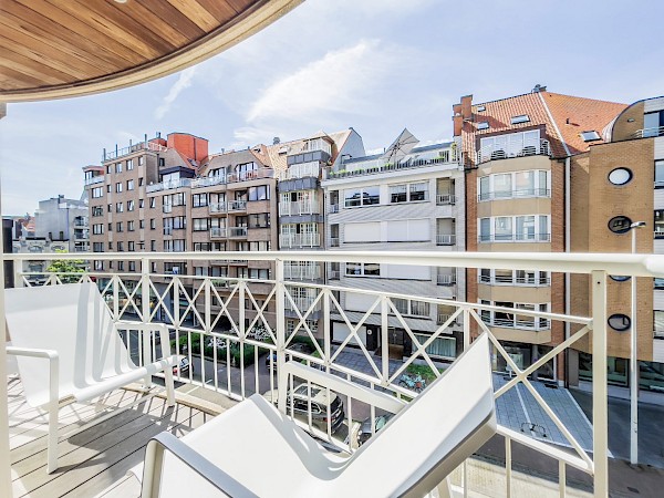 Zuidgericht en zeer centraal gelegen appartement met zonnig terras. Parking in de residentie mogelijk.