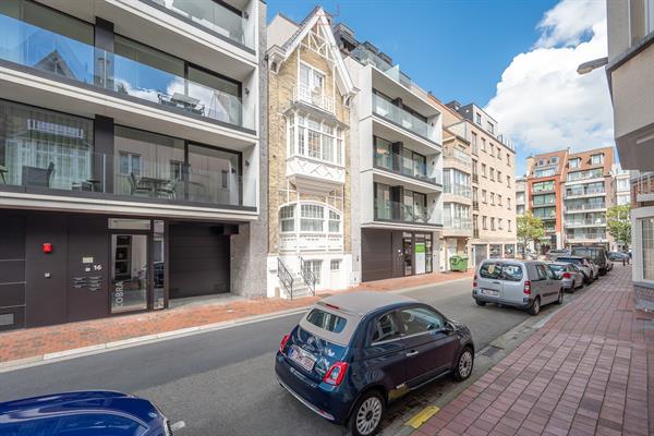 Smaakvol gerenoveerde karakterwoning met prachtige gevel, in het centrum van Knokke