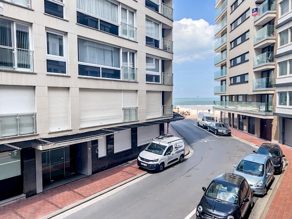 Appartement met zijdelings zeezicht gelegen tussen het Driehoeksplein en het Albertplein in het Zoute.