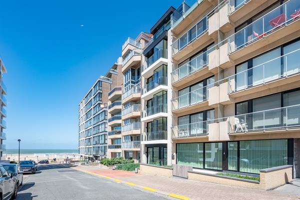 Appartement de construction récente avec vue latérale sur la mer et terrasse ensoleillée.