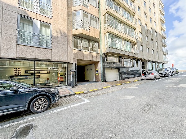 Double parking situé dans une rue latérale de la Kustlaan à Knokke-le-Zoute, à proximité de la place Albert.