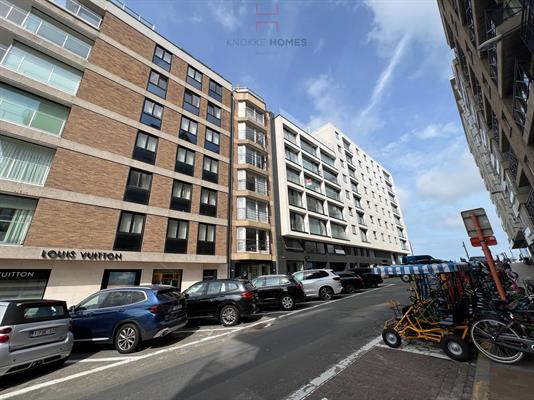 Gerenoveerd appartement met zijdelingse zichten over de zee en de Kustlaan.