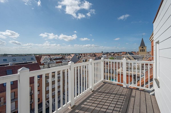 Aangenaam duplexdakappartement met prachtige zonneterrassen gelegen in de Dumortierlaan.