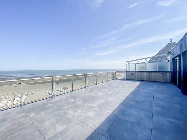 Penthouse exceptionnellement rénové avec vue frontale sur la mer (largeur de façade 11m) avec de vastes terrasses (environ 77m²) situé à quelques pas de la plac