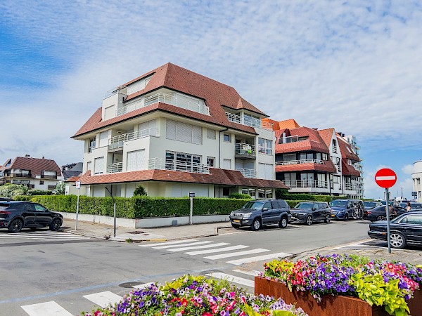 Luxueus gerenoveerd hoekappartement met open zicht op het Canadasquare, gelegen vlakbij het strand