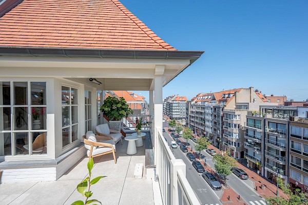 Luxueus gerenoveerd duplex dakappartement met mooie zonneterrassen gelegen in het centrum van Knokke.